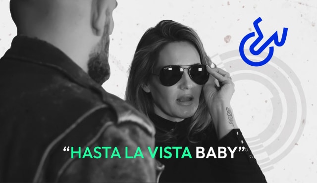 Žena s naočalama i natpis Hasta la vista baby — je li bolje imati jednog ili više telekom operatera