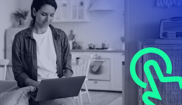 Žena koristi laptop kod kuće - provjera dostupnosti interneta na adresi