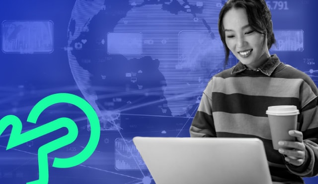 Studentica s kavom koristi laptop - odabir interneta za povratak na faks