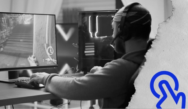Gamer sa slušalicama igra igru na računalu - vodič za online gaming internet