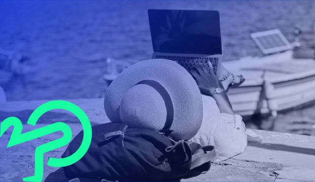 Osoba s laptopom na plaži - prijenosni internet u Hrvatskoj